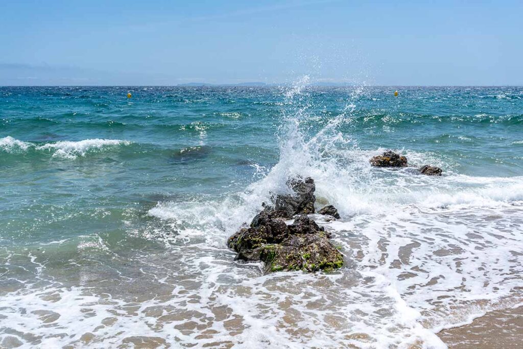 MFIMAGE Portfolio. Water splashing over rock on the seashore